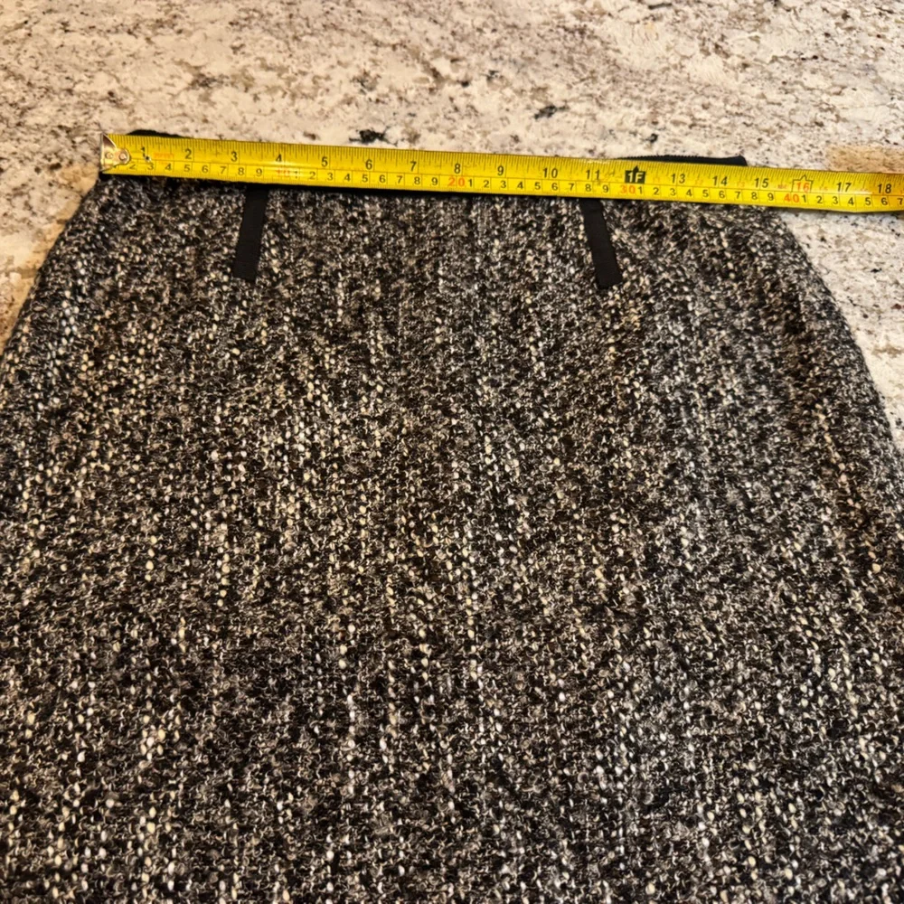 Elegant Black and Gray Tweed Skirt‎